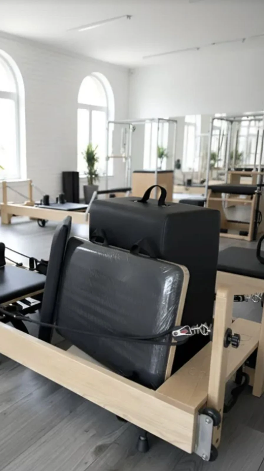 Cama Reformer Pilates Compacta Plegable Melocotón Chia - miniatura 3